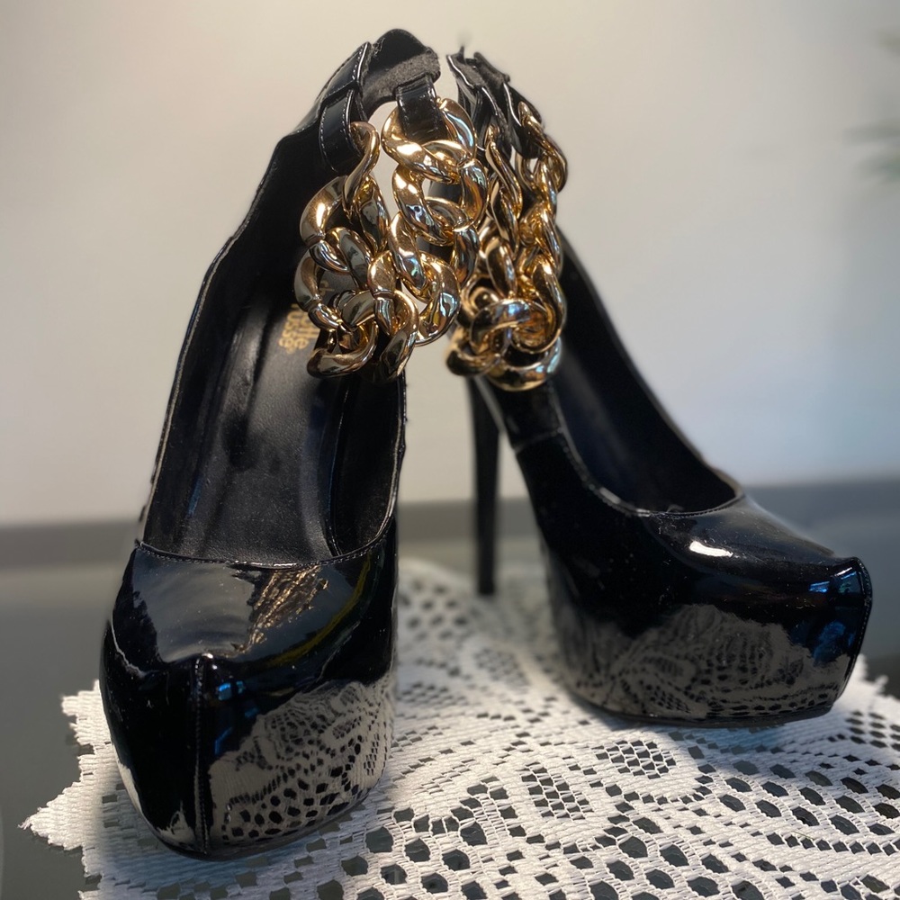Black pleather platform pumps w/ gold ankle chain